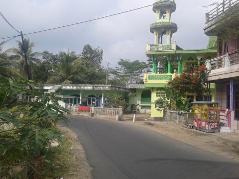 Komplek Masjid di Tikungan Kp. Cipeucang, Desa Sukaasih, Kec. Singaparna, Tasikmalaya